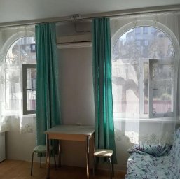 Студия в Сочи за 43 млн руб с зелеными занавесками на КвартСочи