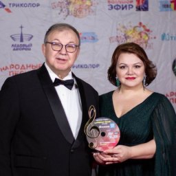 Семейный дуэт Суховых покорил Санкт-Петербург своим выступлением и получил награду "Шлягер года"