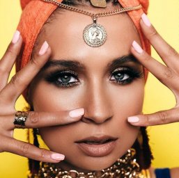 Негасимый свет любви в песне Tolana освещает путь одиноким душам сквозь время и пространство